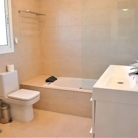 Lovely 3 Bed Townhouse Close To Beach Rdr389 Holiday home